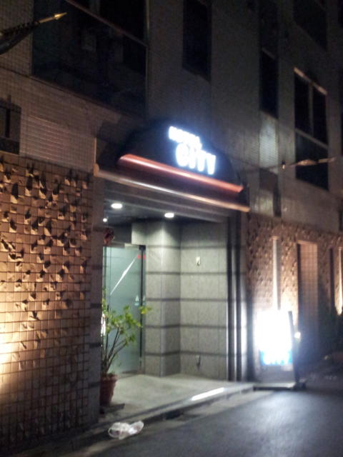 HOTEL CITY(川崎市川崎区/ラブホテル)の写真『入口付近の様子(夜)』by 少佐
