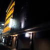 HOTEL SALONE（サローネ）(川崎市川崎区/ラブホテル)の写真『駐車場入口付近(夜)③』by 少佐