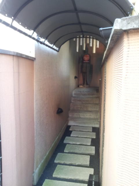 旅館 新雪(川崎市多摩区/ラブホテル)の写真『裏側入口の階段』by 少佐