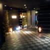 ホテル MOA(モア)(川崎市川崎区/ラブホテル)の写真『駐車場からの入口(夜)』by 少佐