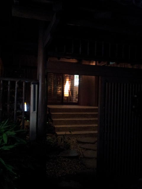 旅館 新雪(川崎市多摩区/ラブホテル)の写真『暗いけど玄関を撮影』by 少佐