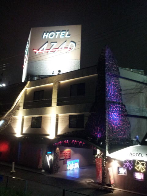 ホテル AZAD(川崎市多摩区/ラブホテル)の写真『土手からの外観撮影(夜)②』by 少佐