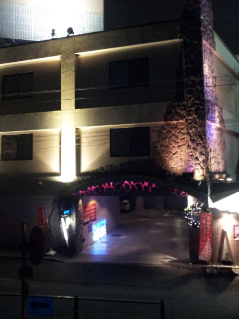 ホテル AZAD(川崎市多摩区/ラブホテル)の写真『土手からの駐車場入口を撮影(夜)』by 少佐
