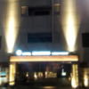 HOTEL GRASSINO URBAN RESORT（グラッシーノアーバンリゾート）新横浜(横浜市港北区/ラブホテル)の写真『ボヤけてるけど駐車場(夜)』by 少佐