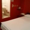 HOTEL Fine(ファイン)(新宿区/ラブホテル)の写真『202号室ベッドの横から(浴室、ベッド)』by オレの地雷を越えてゆけ！