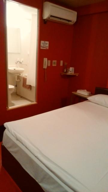 HOTEL Fine(ファイン)(新宿区/ラブホテル)の写真『202号室ベッドの横から(浴室、ベッド)』by オレの地雷を越えてゆけ！