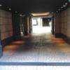 HOTEL LUXE 恵比寿(渋谷区/ラブホテル)の写真『昼の駐車場(建物縦貫、北側より南側を見通す)』by ルーリー９nine