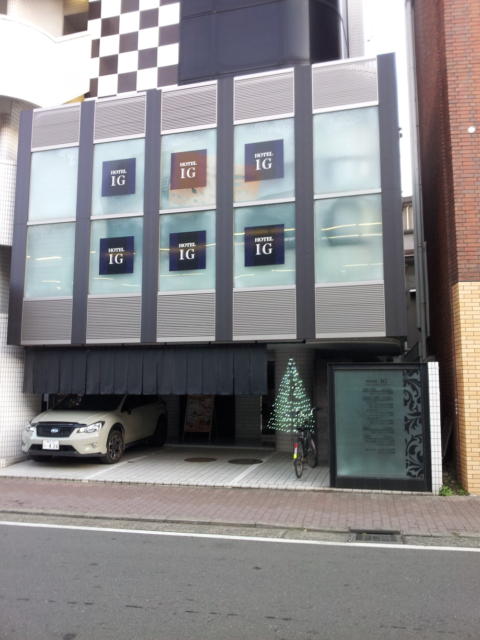 HOTEL IG（アイジー）(川崎市川崎区/ラブホテル)の写真『駐車場入口(昼)』by 少佐