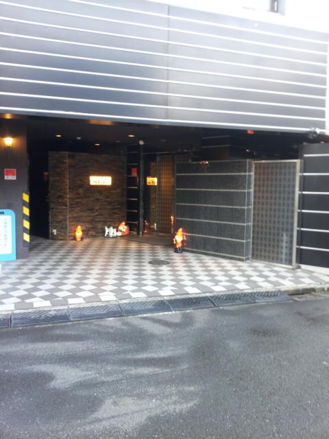 ホテル MOA(モア)(川崎市川崎区/ラブホテル)の写真『駐車場入口(昼)』by 少佐