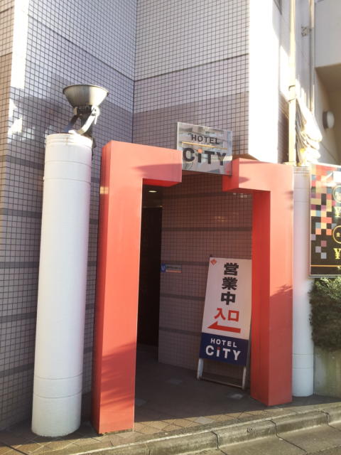 HOTEL CITY(川崎市川崎区/ラブホテル)の写真『裏側の入口(夕方)②』by 少佐
