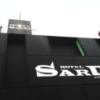 HOTEL SARD（サード）(豊島区/ラブホテル)の写真『(入口上)屋号表示越しに建物上構屋号看板を望む』by ルーリー９nine