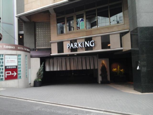 GRAND CHARIOT(グランシャリオ)(新宿区/ラブホテル)の写真『昼の駐車場  右(東)側  全景』by ルーリー９nine