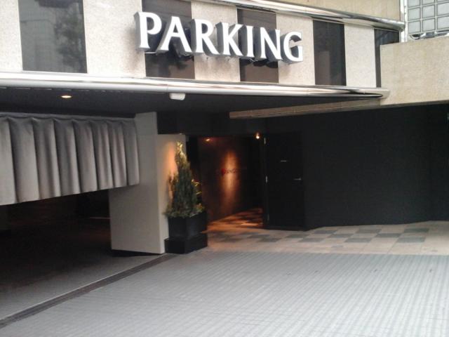 GRAND CHARIOT(グランシャリオ)(新宿区/ラブホテル)の写真『昼の入口  右(東)側駐車場の北に隣接』by ルーリー９nine