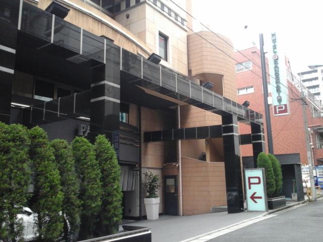 GRAND CHARIOT(グランシャリオ)(新宿区/ラブホテル)の写真『昼の入口、駐車場  右(東)側  全景』by ルーリー９nine