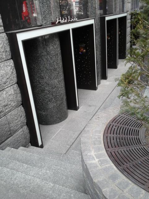 LISTO(リスト)(新宿区/ラブホテル)の写真『昼の入口  南側  半地下に降りる階段回り』by ルーリー９nine