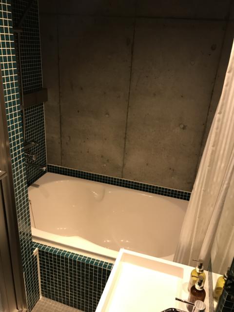 HOTEL THE HOTEL（ホテル　ザ・ホテル）(新宿区/ラブホテル)の写真『#61、バスルーム入った正面に洗面台、左側に浴槽、右側にトイレ。浴槽は脚がそこそこ伸ばせるサイズですが二人だと窮屈。』by shinkai