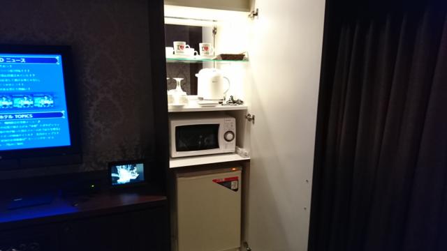 アラウダリゾート国立(国立市/ラブホテル)の写真『食器棚、電子レンジ、冷蔵庫』by おむすび