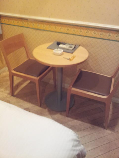 愛(新宿区/ラブホテル)の写真『ベッドからイスとチェアを撮影』by 少佐