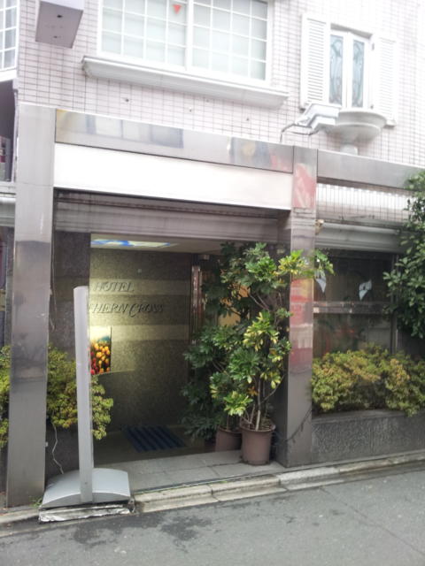 サザンクロス(新宿区/ラブホテル)の写真『入口付近の様子(夕方)』by 少佐