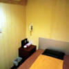レンタルルーム ドリーム(蕨市/ラブホテル)の写真『203号室ベッド　左上にエアコン　ベッドの横にゴミ箱　台の上にティッシュ等』by ニューロン
