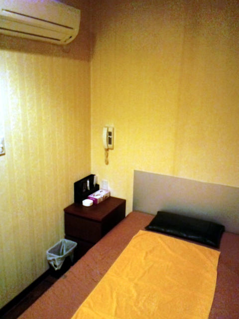 レンタルルーム ドリーム(蕨市/ラブホテル)の写真『203号室ベッド　左上にエアコン　ベッドの横にゴミ箱　台の上にティッシュ等』by ニューロン