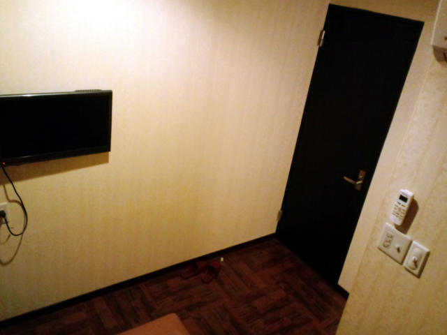 レンタルルーム ドリーム(蕨市/ラブホテル)の写真『203号室ベッドから出り口方向　こちらから見てドアの右にシャワー室がある』by ニューロン