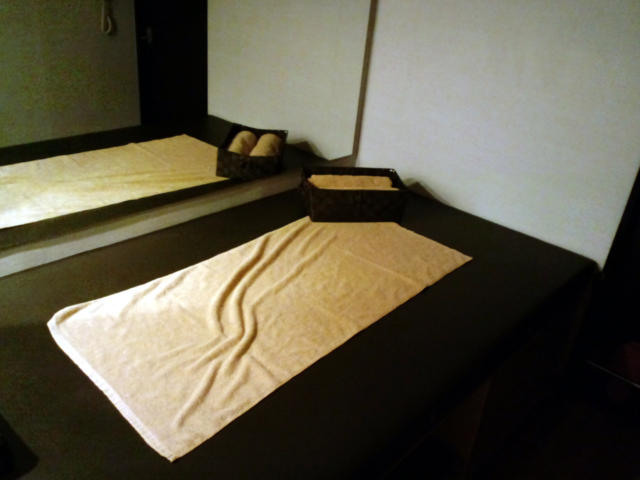 レンタルルーム フィジー(新宿区/ラブホテル)の写真『2号室　ベッド足元方向　左には大きな鏡』by ニューロン