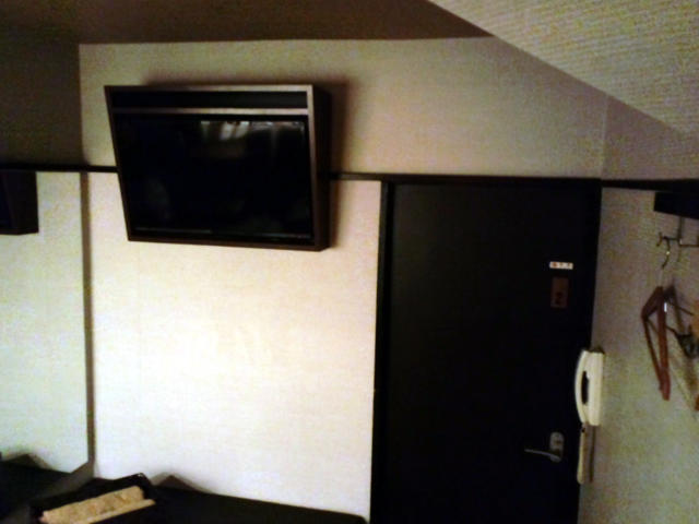 レンタルルーム フィジー(新宿区/ラブホテル)の写真『2号室　奥から入り口方向　左上がベッドに寝ながら見れるディスプレイ　DVD・Blurayプレイヤーも貸出し出来るとのこと』by ニューロン