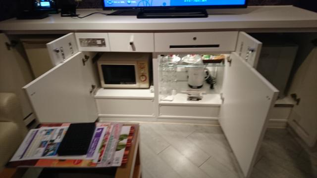 アラウダリゾート国立(国立市/ラブホテル)の写真『テレビ下にある冷蔵庫や食器棚』by おむすび