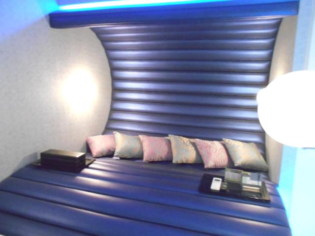 IKASU HOTEL(八王子市/ラブホテル)の写真『405号室、クッションが置いてある所全体がソファーのような素材になっていました。』by もんが～