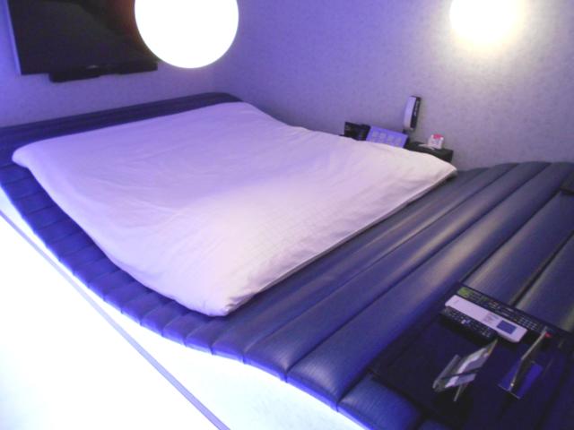 IKASU HOTEL(八王子市/ラブホテル)の写真『405号室、ベッド』by もんが～