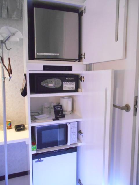 IKASU HOTEL(八王子市/ラブホテル)の写真『405号室、冷蔵庫と電子レンジなど』by もんが～