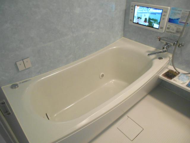 IKASU HOTEL(八王子市/ラブホテル)の写真『405号室、浴槽と浴室テレビ』by もんが～