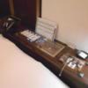 HOTEL GRASSINO URBAN RESORT(立川市/ラブホテル)の写真『211号室、枕元のコントロールパネルと携帯充電器など』by もんが～