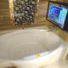 HOTEL GRASSINO URBAN RESORT(立川市/ラブホテル)の写真『211号室、浴槽と浴室テレビ』by もんが～