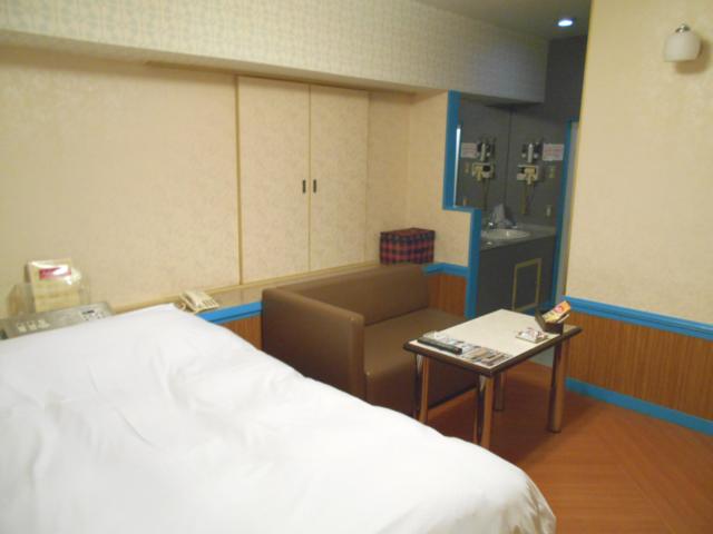 御殿山(八王子市/ラブホテル)の写真『208号室、部屋奥から』by もんが～