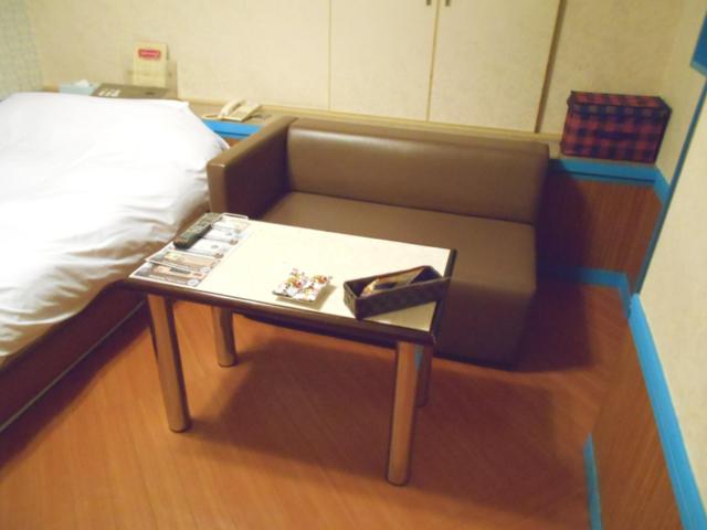 御殿山(八王子市/ラブホテル)の写真『208号室、テーブルとソファー』by もんが～