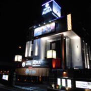 HOTEL AURA ASIAN RESORT 川越店(川越市/ラブホテル)の写真『夜の外観』by もんが～