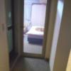 桜ヶ丘(さくらがおか)(多摩市/ラブホテル)の写真『203号室、入り口から（正面が客室、右側に洗面所、左に浴室があります。』by もんが～