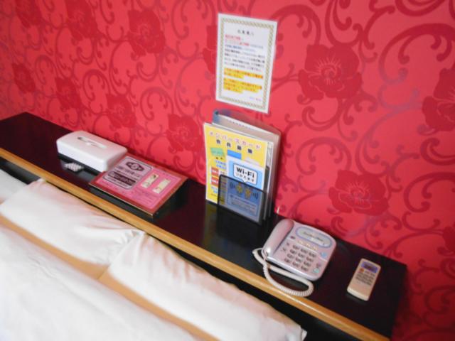 桜ヶ丘(さくらがおか)(多摩市/ラブホテル)の写真『203号室、枕元の電話など』by もんが～
