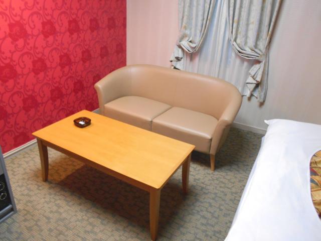 桜ヶ丘(さくらがおか)(多摩市/ラブホテル)の写真『203号室、テーブルとソファー』by もんが～