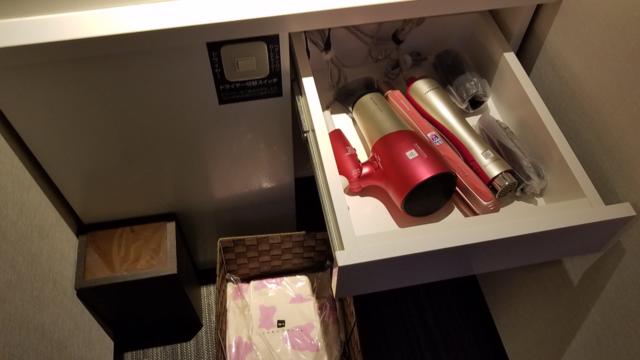 IKASU HOTEL(八王子市/ラブホテル)の写真『203号室　洗面所の下部分』by 三枚坂