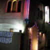 フェアリーウィンク(横浜市中区/ラブホテル)の写真『裏側の入口付近(夜)』by 少佐
