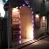 フェアリーウィンク(横浜市中区/ラブホテル)の写真『裏側の入口(夜)』by 少佐