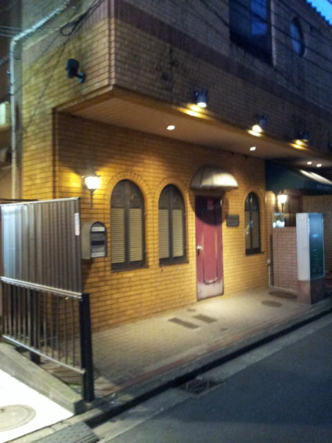ホテル ファニーズ(横浜市中区/ラブホテル)の写真『入口付近の様子(夜)』by 少佐