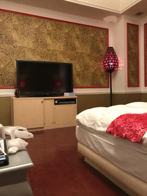 ホテルGIG（ジーアイジー）(川越市/ラブホテル)の写真『211号室ソファからテレビを見た感じ』by H.R委員
