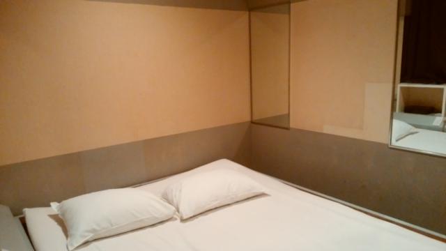 HOTEL i（アイ）(新宿区/ラブホテル)の写真『403号室壁側からベッドを撮影(壁に3箇所？ほど鏡がある♪全裸で絡み合うといい感じ♪)』by オレの地雷を越えてゆけ！