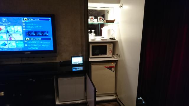 アラウダリゾート国立(国立市/ラブホテル)の写真『食器棚、電子レンジ、冷蔵庫』by おむすび