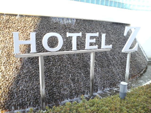 HOTEL Z(ズー)(さいたま市岩槻区/ラブホテル)の写真『屋号ディスプレイ  正面中央噴水台座』by ルーリー９nine