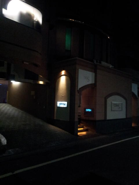 HOTEL IRIS（イリス）(藤沢市/ラブホテル)の写真『駐車場入口と入口(夜)』by 少佐